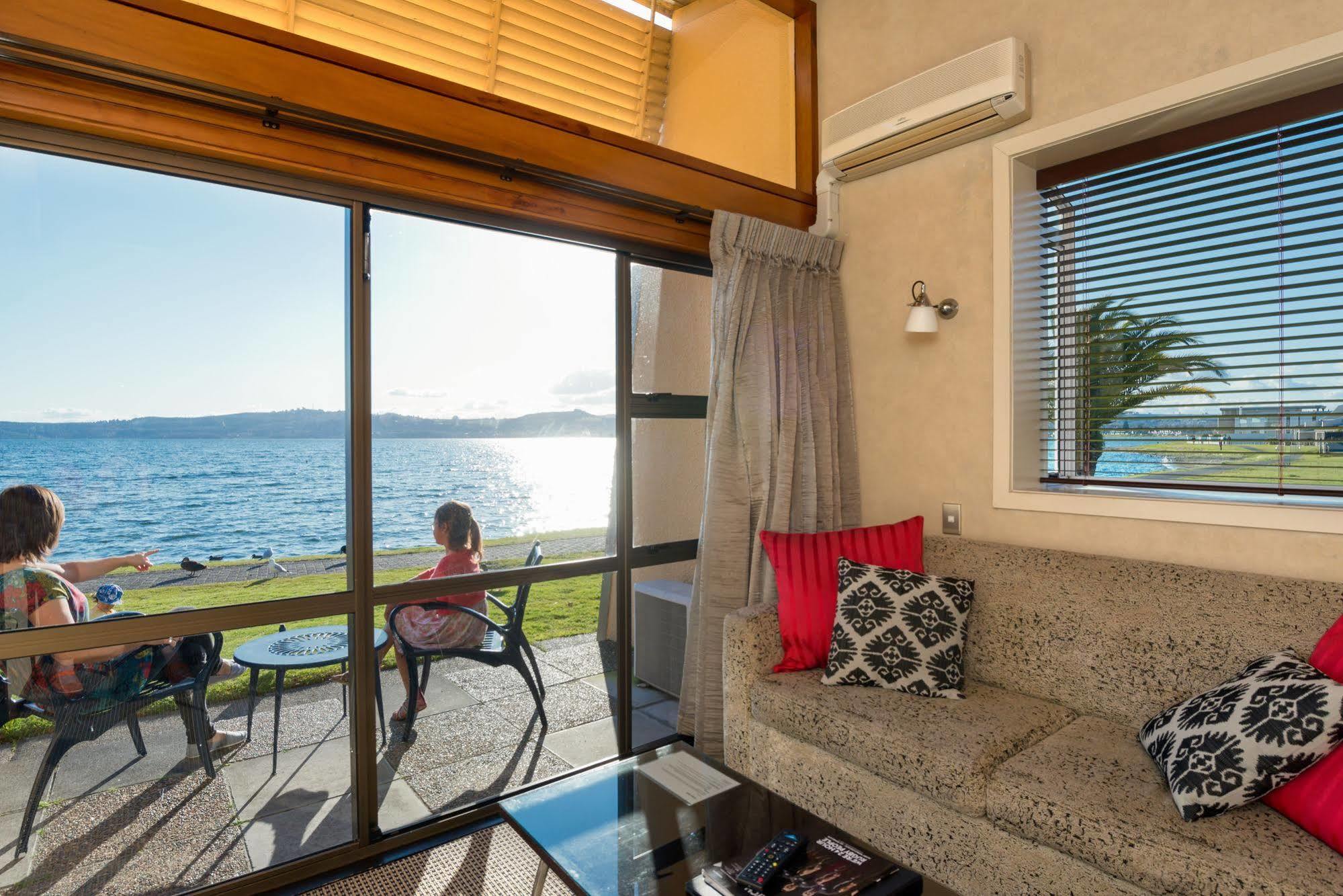Oasis Beach Resort Tauposee Exterior foto