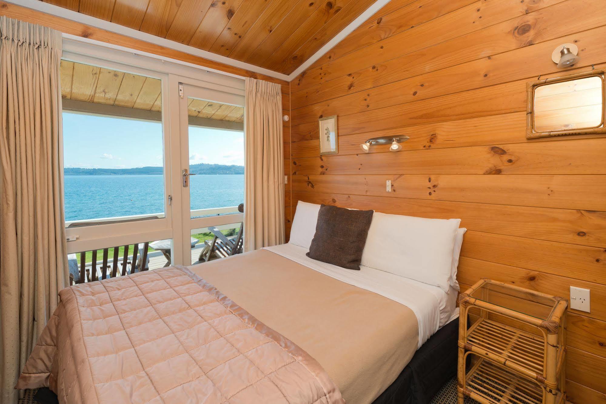 Oasis Beach Resort Tauposee Exterior foto
