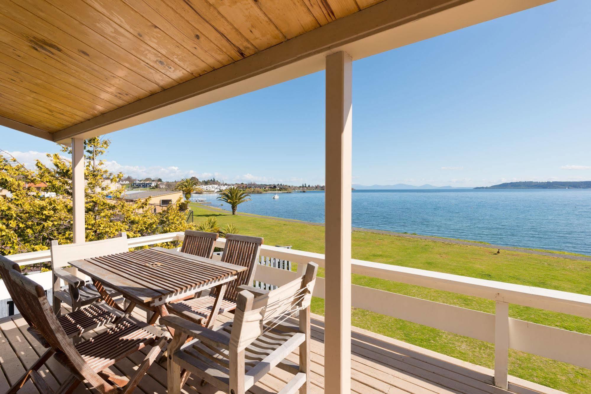 Oasis Beach Resort Tauposee Exterior foto