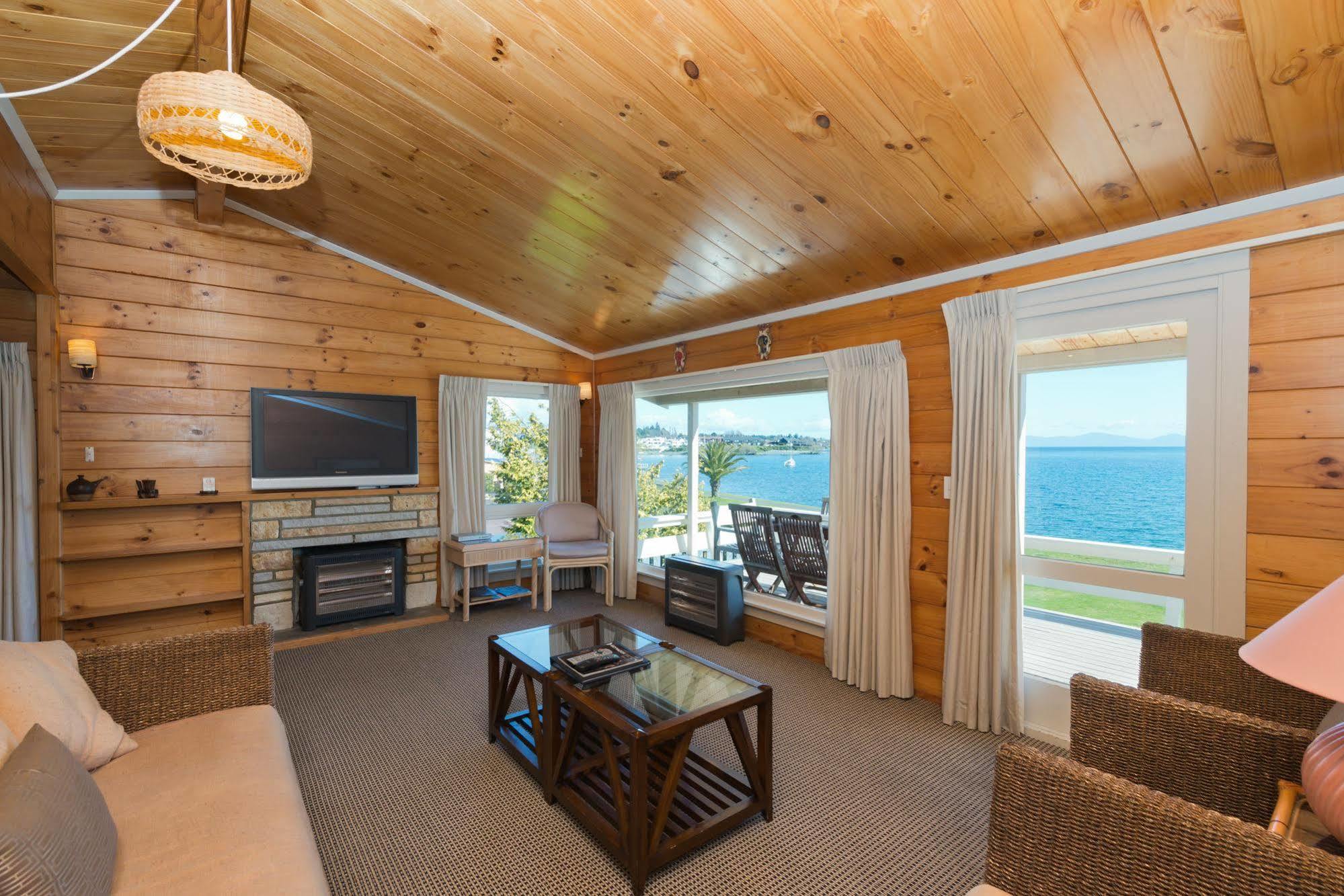 Oasis Beach Resort Tauposee Exterior foto